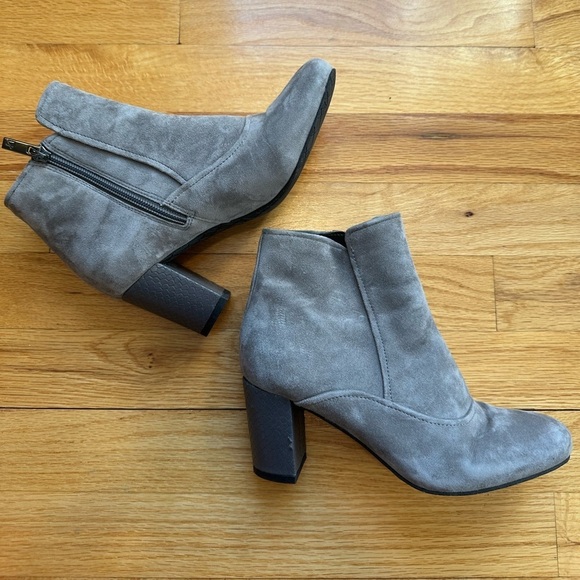 Donald J. Pliner Paisley Gray Suede Round Heel Ankle Boots - Picture 3 of 9